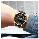 Reloj Curren 8365 Negro-Dorado Cuero Diseño Elegante