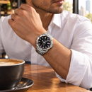 Reloj Casio en una escena de café